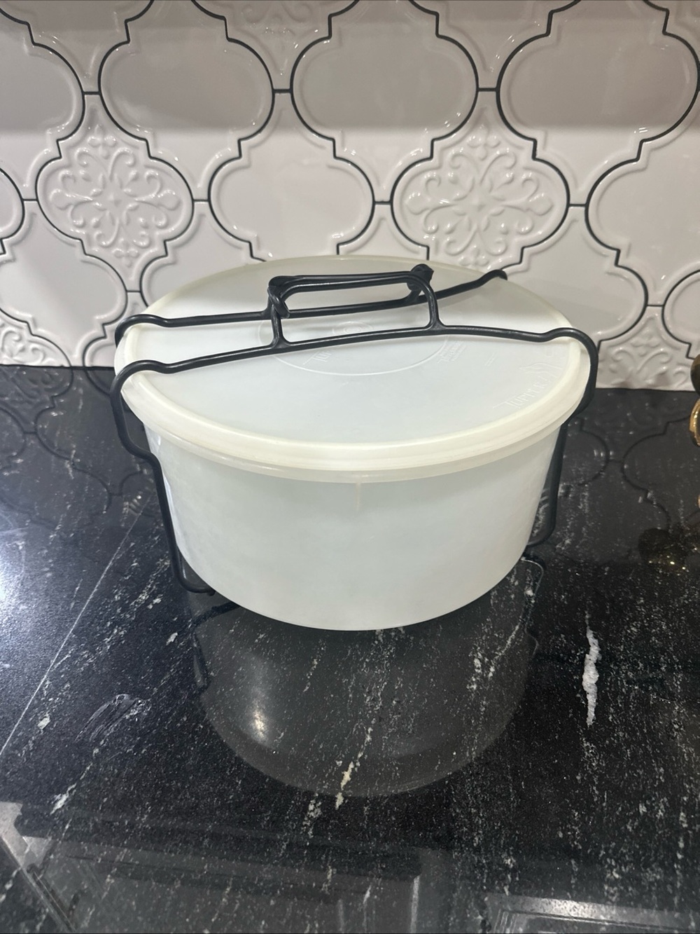 Tupperware Cake Carrier with Black Handle
